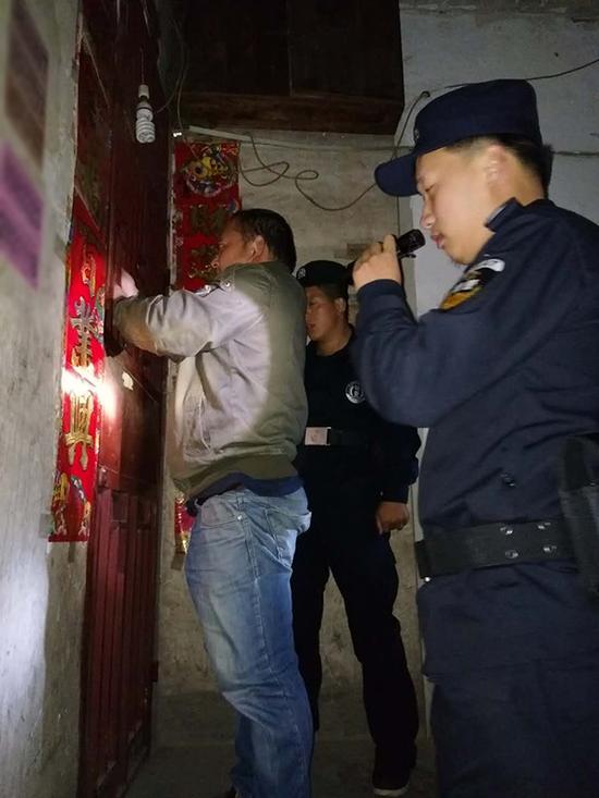 南宁粗心妈妈误将幼女锁家中 